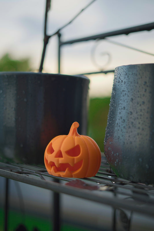 Kürbis Figur – Herbst & Halloween Deko mit LED-Teelicht