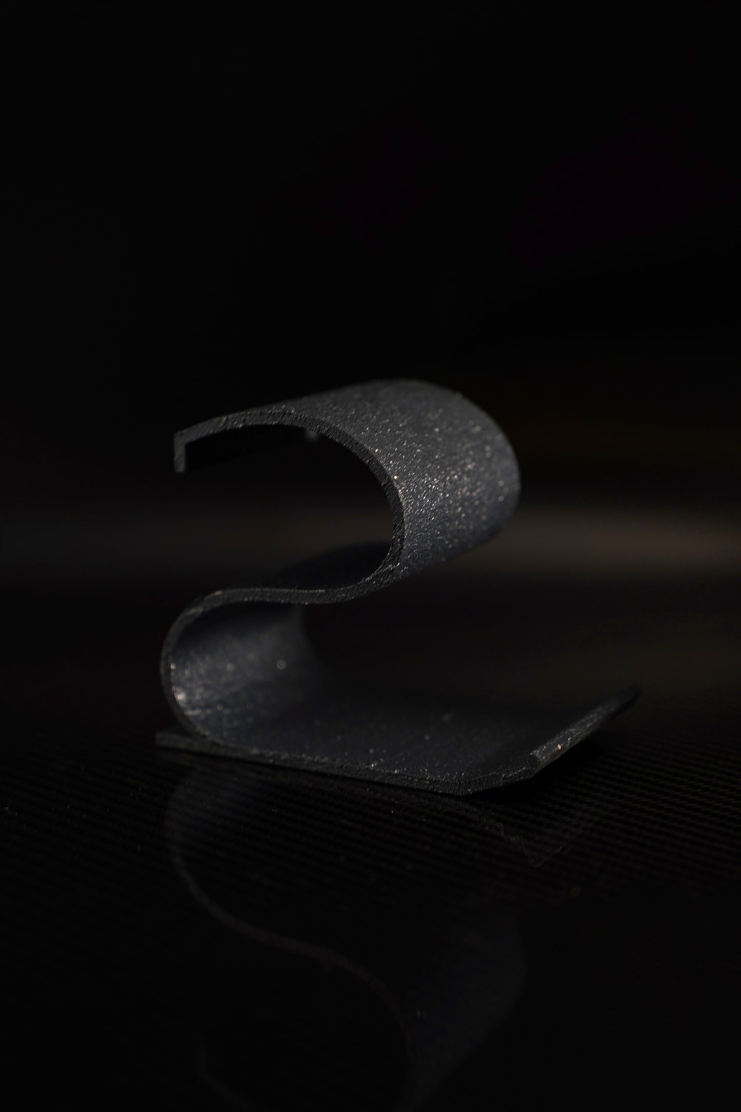 Handyhalter „S“ Texture – Designobjekt mit Charakter