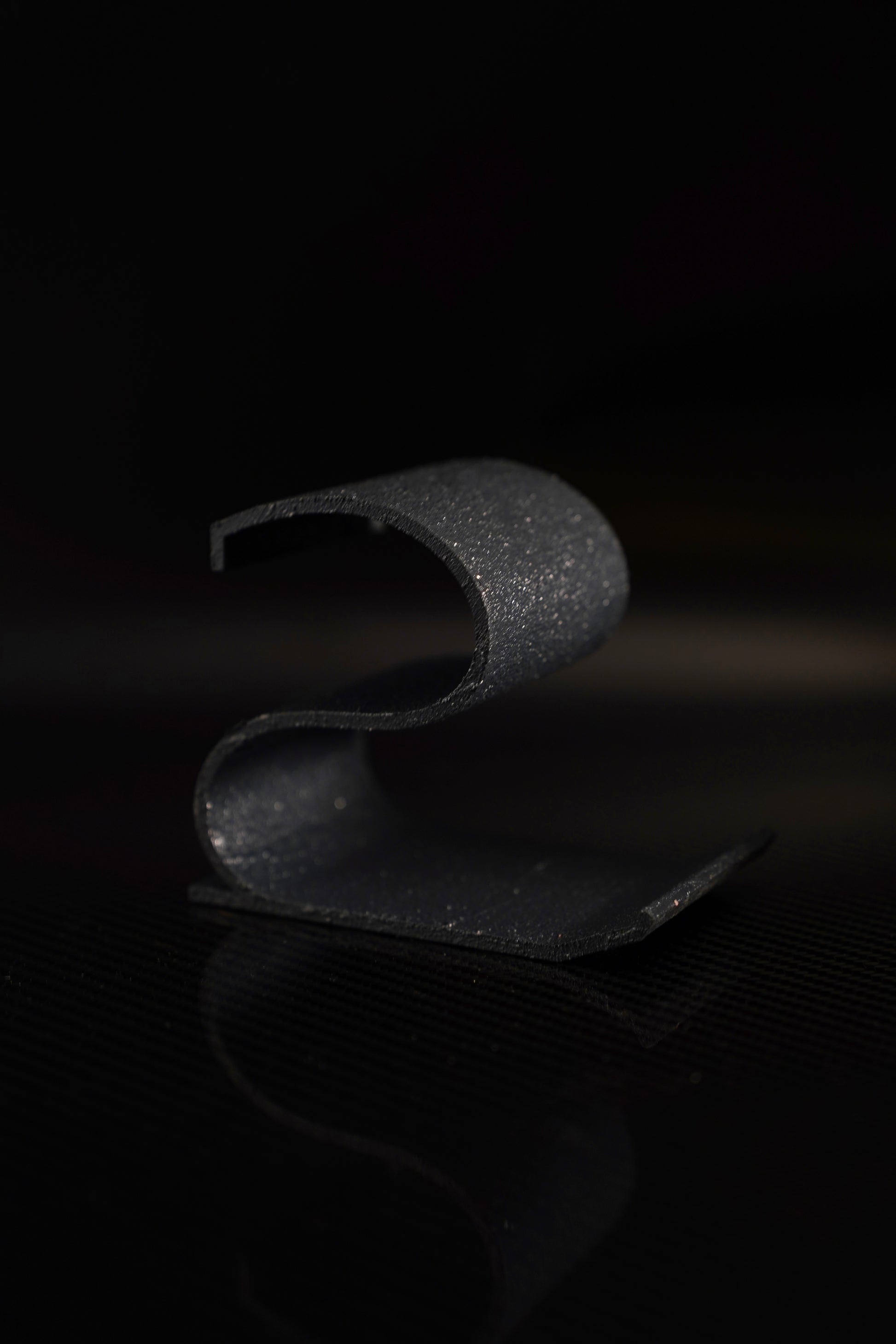 Handyhalter „S“ Texture – Designobjekt mit Charakter