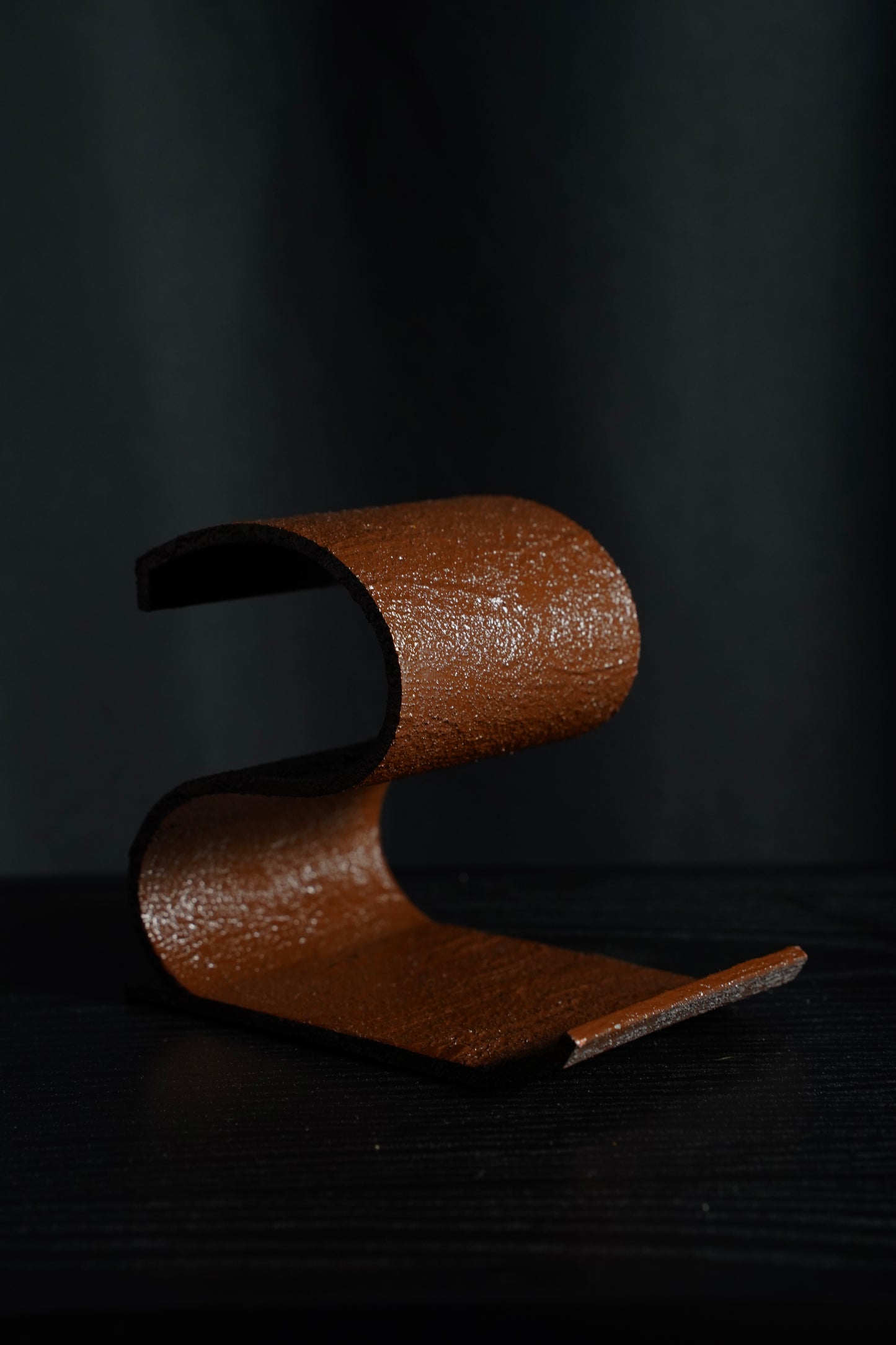 Handyhalter „S“ Texture – Designobjekt mit Charakter