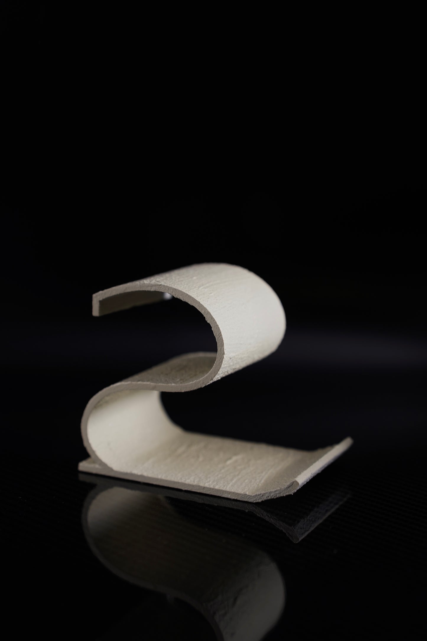 Handyhalter „S“ Texture – Designobjekt mit Charakter