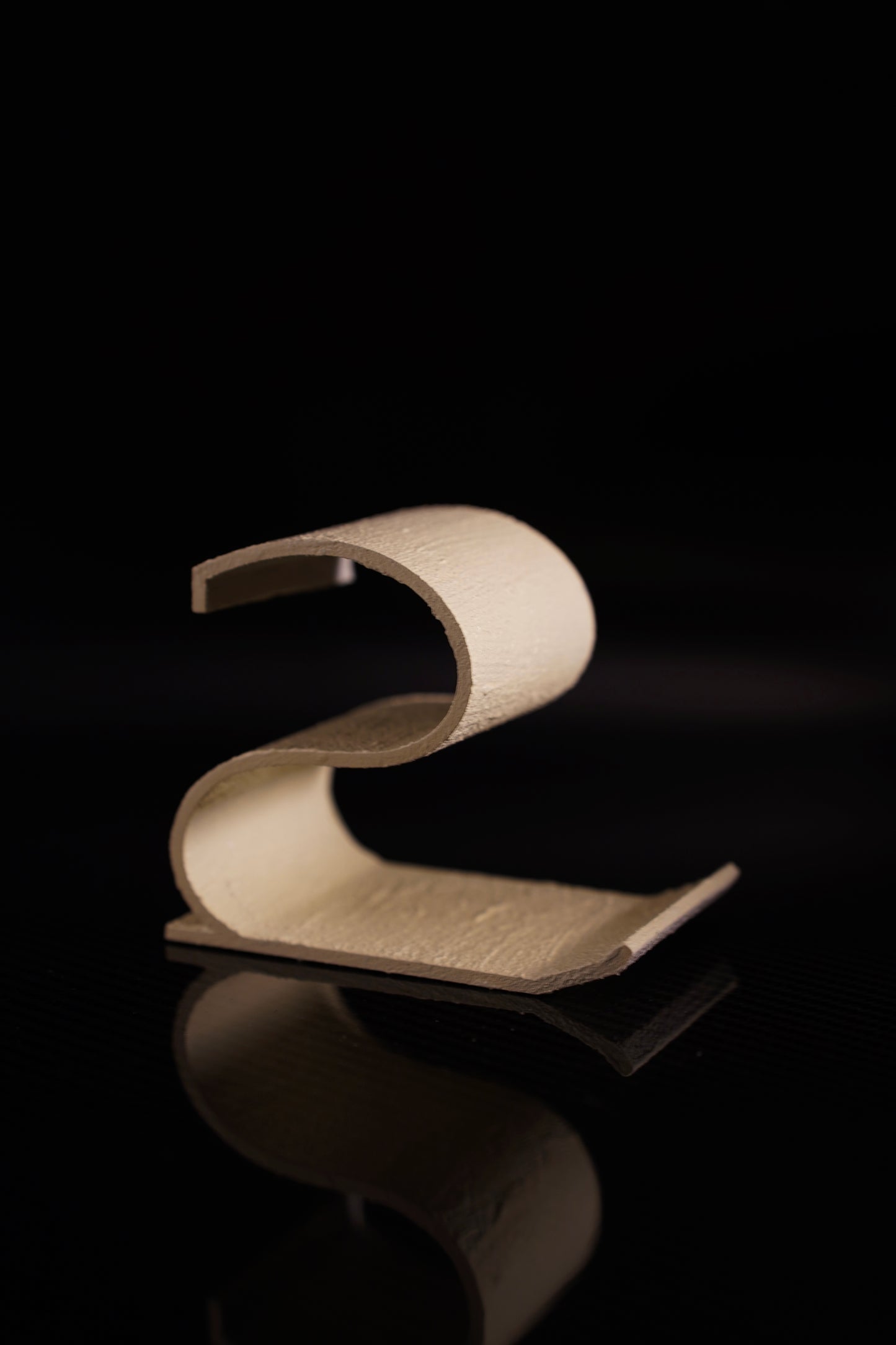 Handyhalter „S“ Texture – Designobjekt mit Charakter