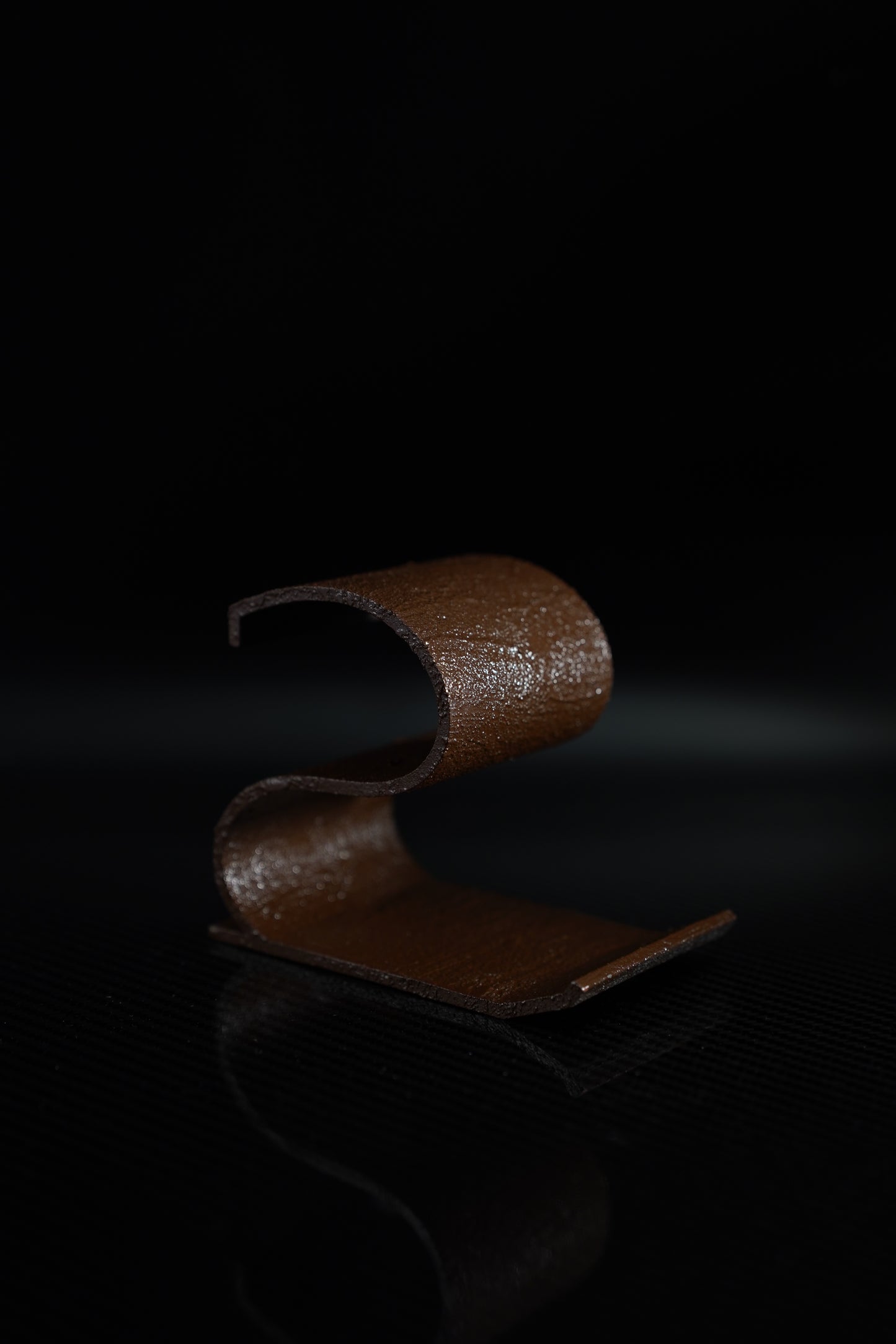 Handyhalter „S“ Texture – Designobjekt mit Charakter