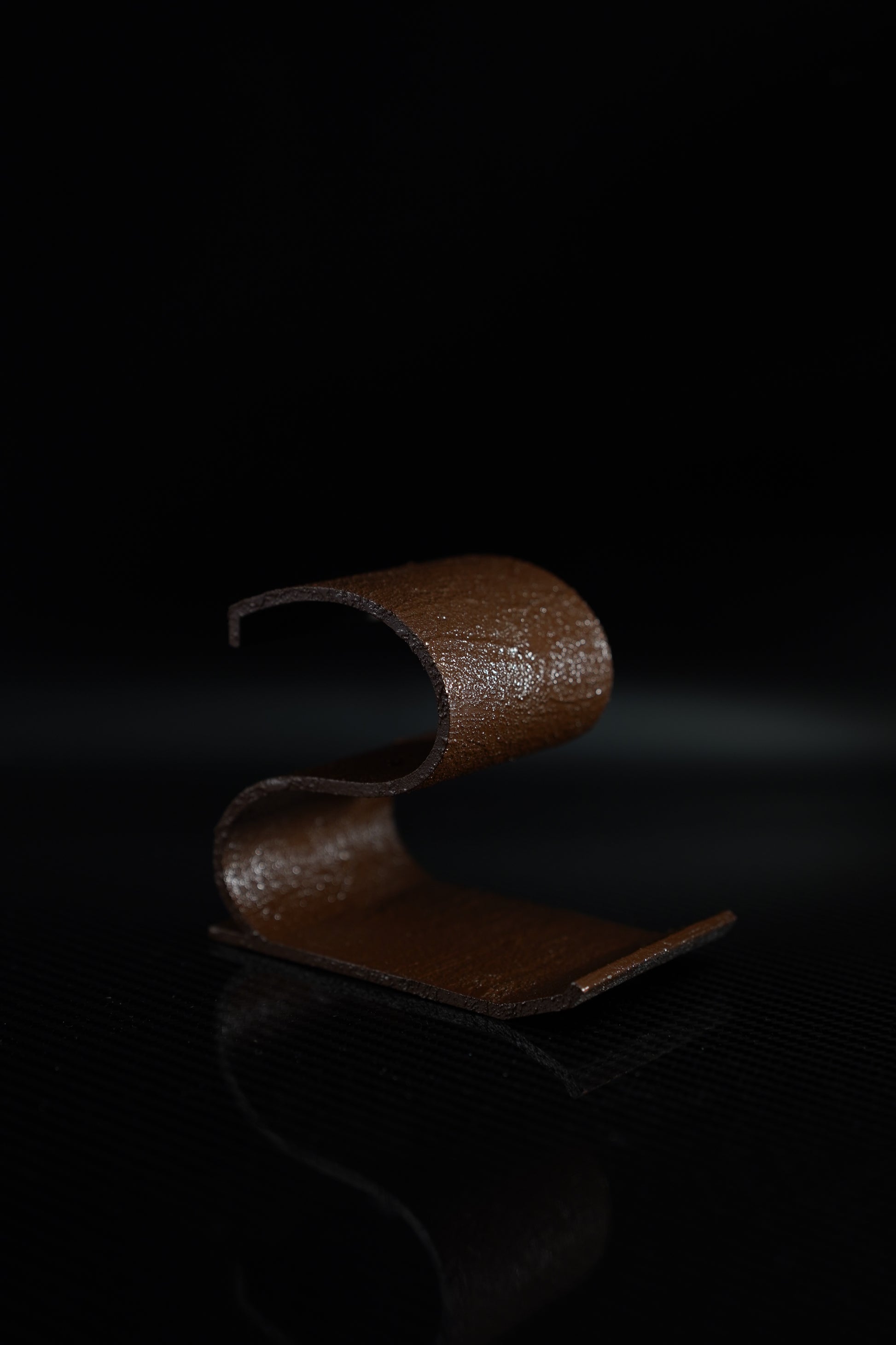 Handyhalter „S“ Texture – Designobjekt mit Charakter