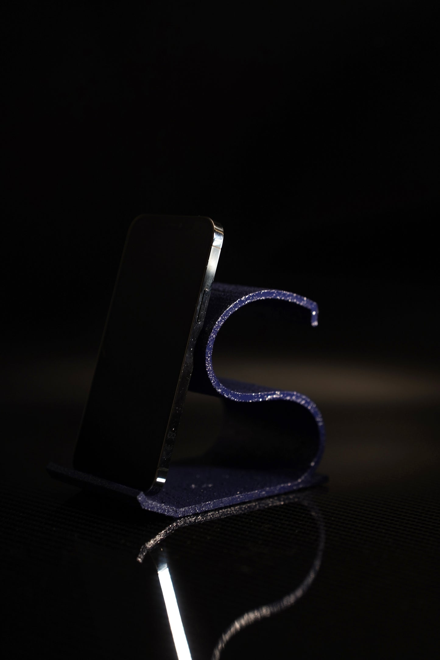 Handyhalter „S“ Texture – Designobjekt mit Charakter