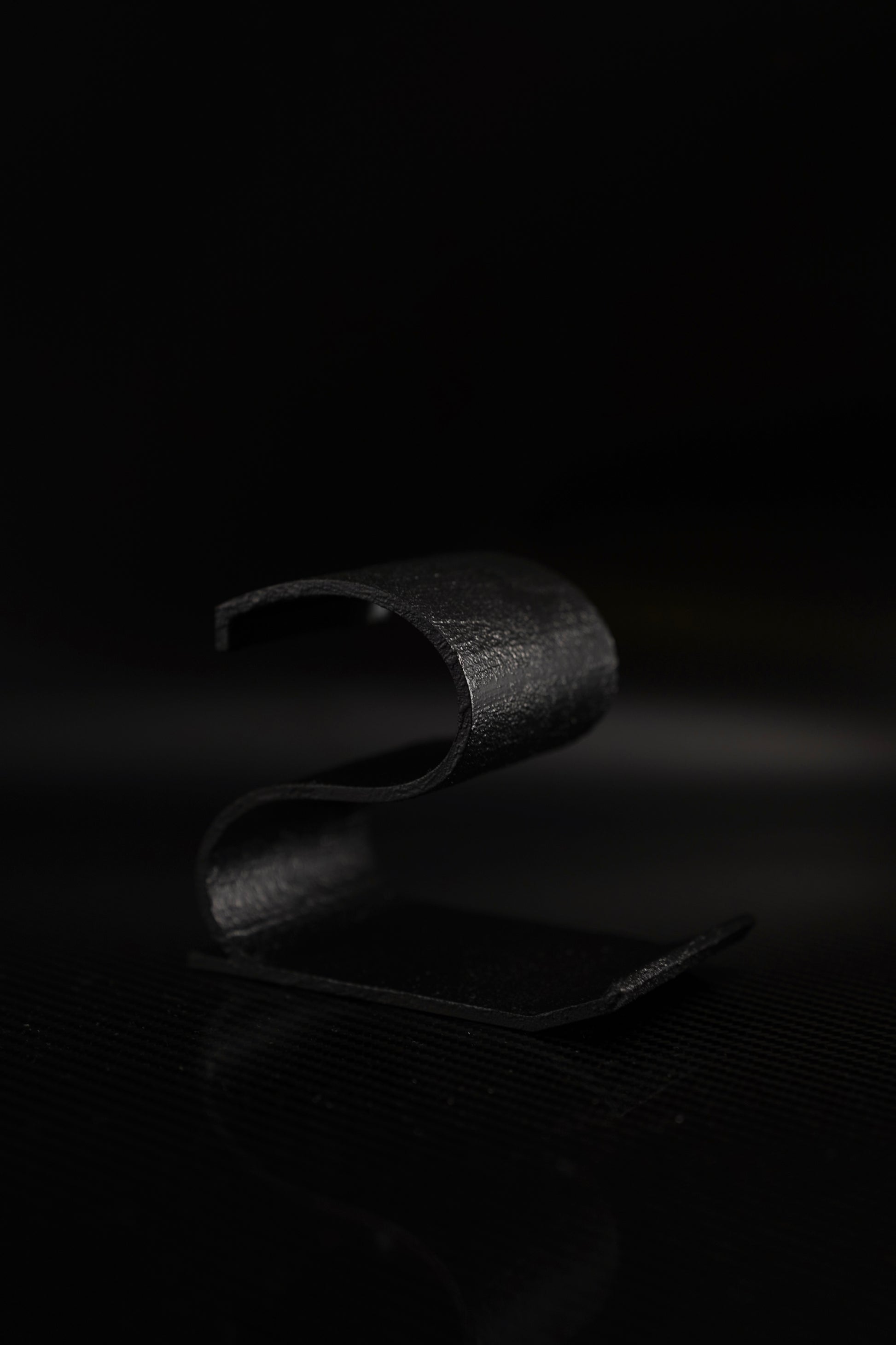 Handyhalter „S“ Texture – Designobjekt mit Charakter