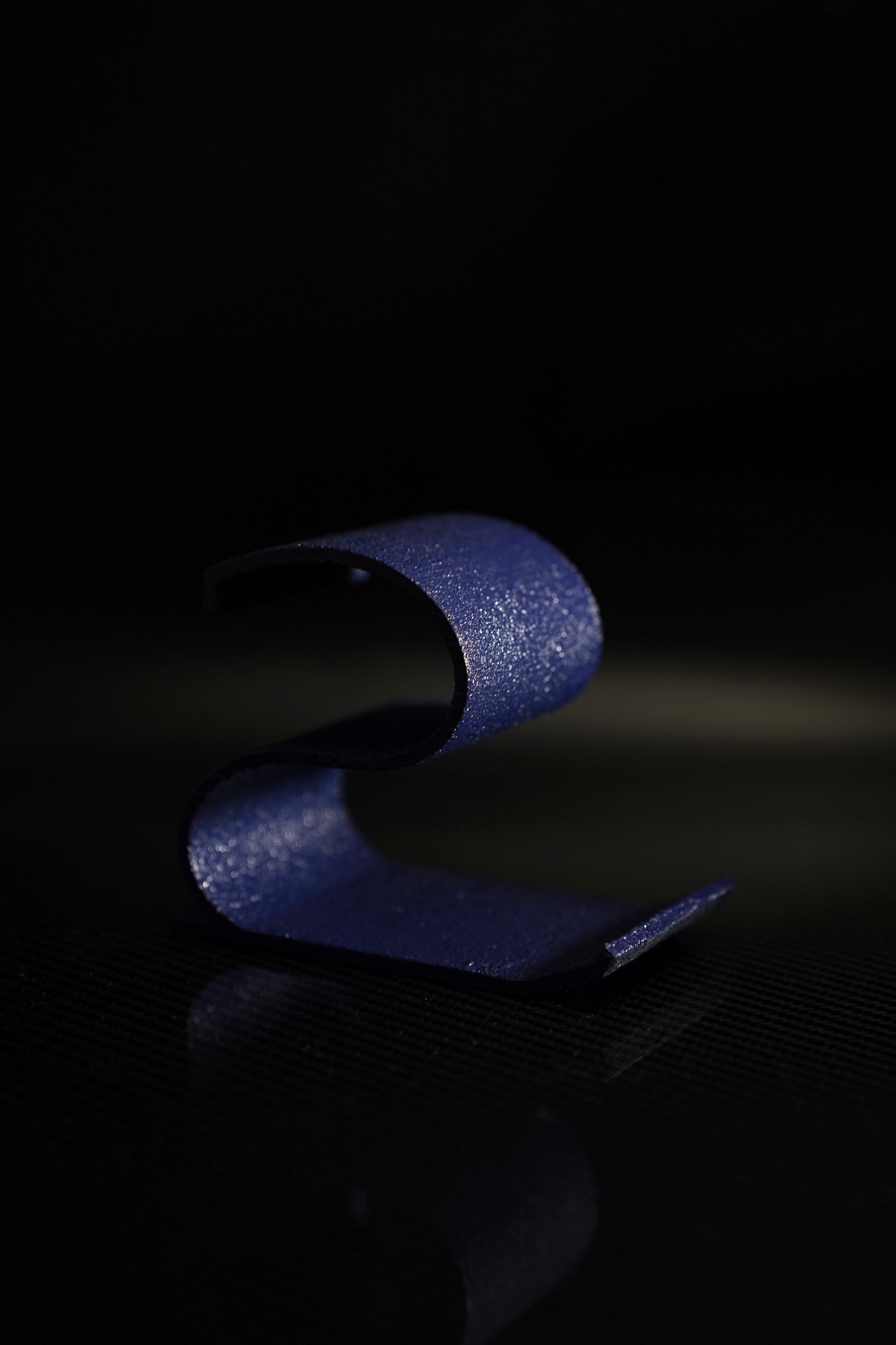 Handyhalter „S“ Texture – Designobjekt mit Charakter