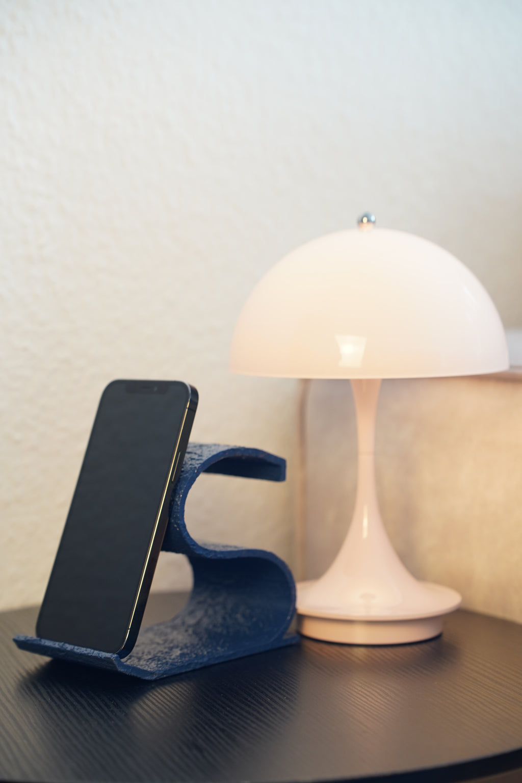 Handyhalter S Texture in Violettblau – handveredelt, Made in Germany