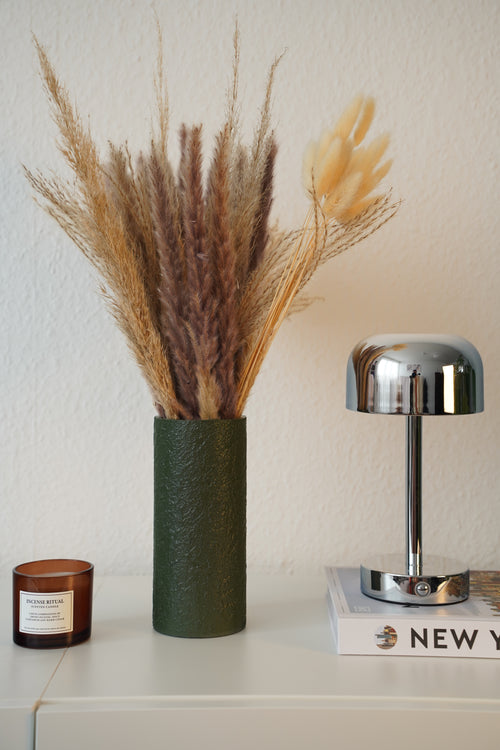 Design Vase Slanciato in Olivgrün – schlanke Vase, handveredelt, Made in Germany
