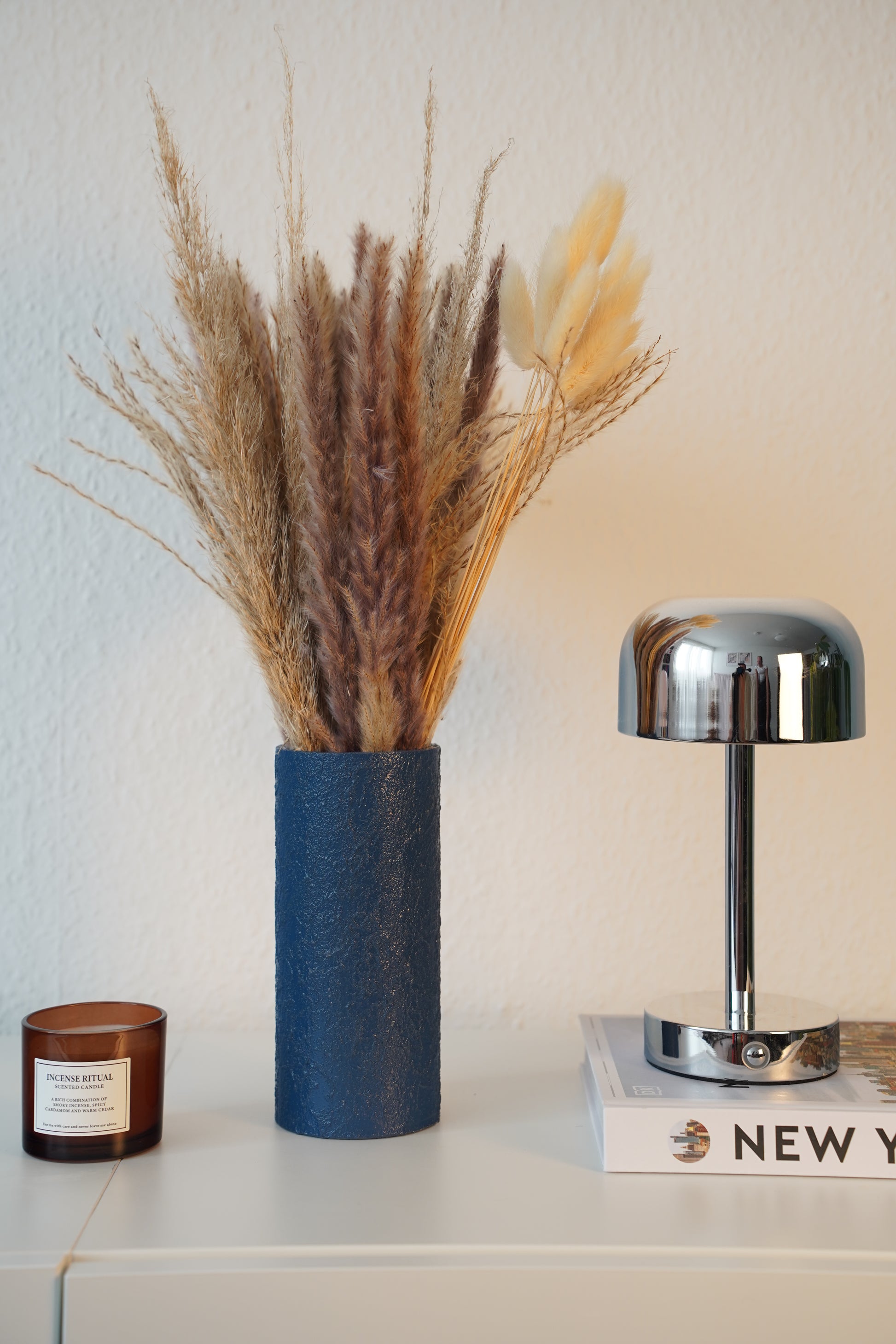 Design Vase Slanciato in Violettblau – schlanke Vase, handveredelt, Made in Germany