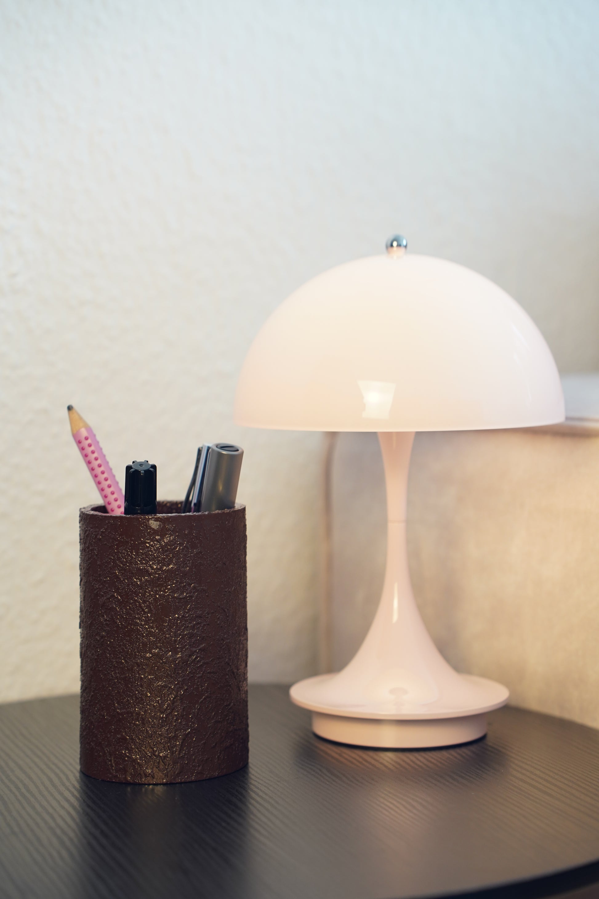 Stiftebecher Texture in Mahagonibraun – handveredelt, Made in Germany