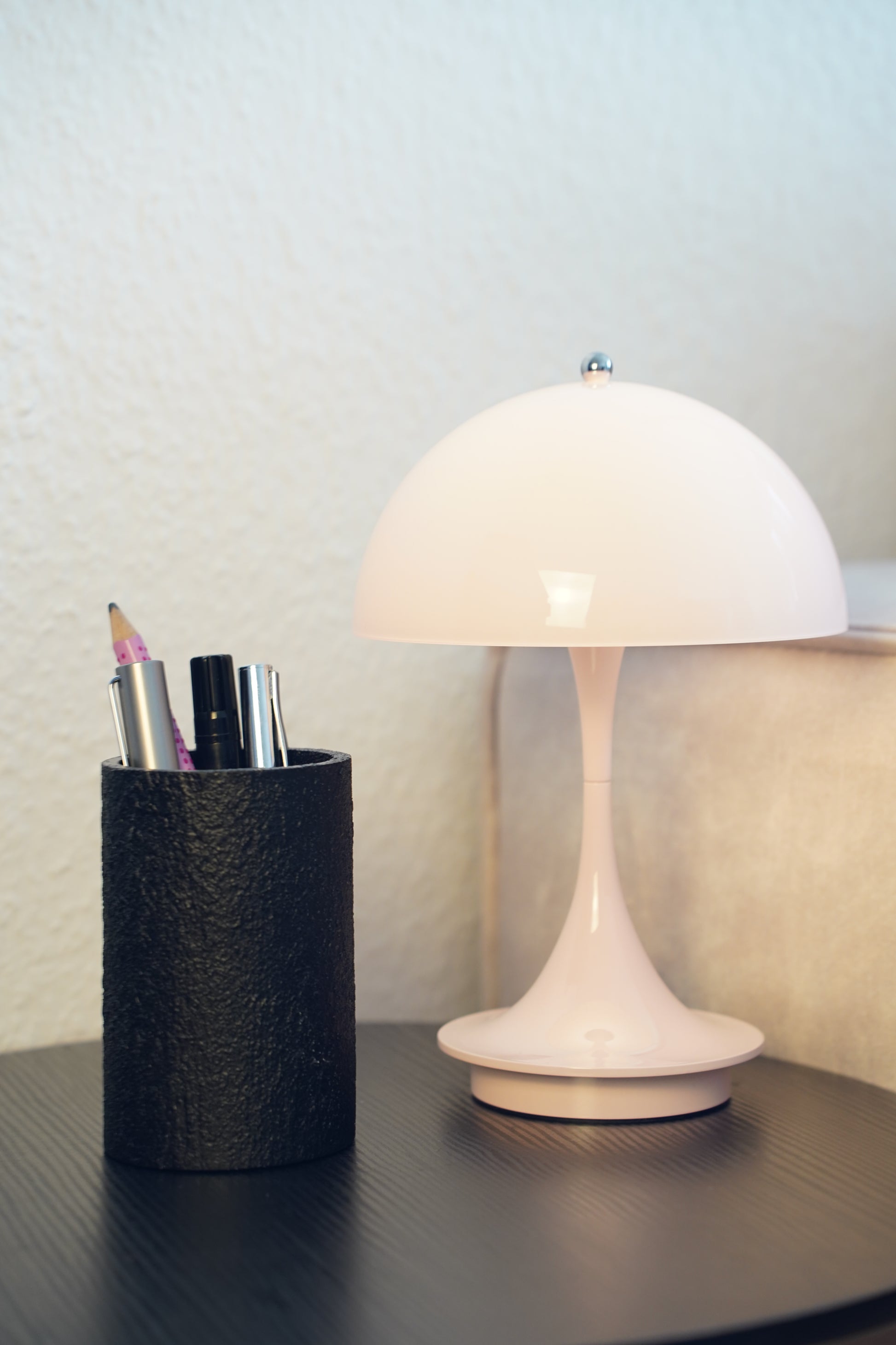Stiftebecher Texture in Tiefschwarz – handveredelt, Made in Germany